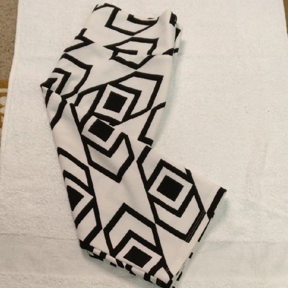 Geometric Black and White Skirt - Picture 2 of 5